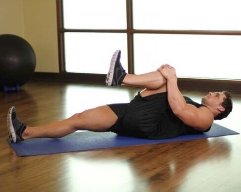 通过体育锻炼增强力量。